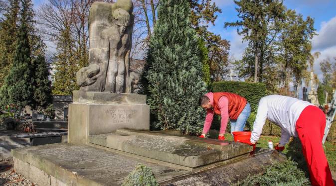 Oczyścili grób Mistrza