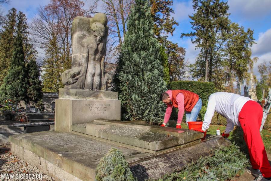 Oczyścili grób Mistrza